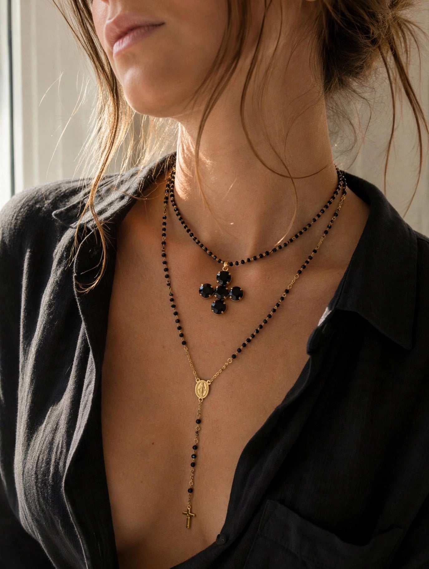 Collar Cruz con Cristales Negro  · LUX ÓNIX