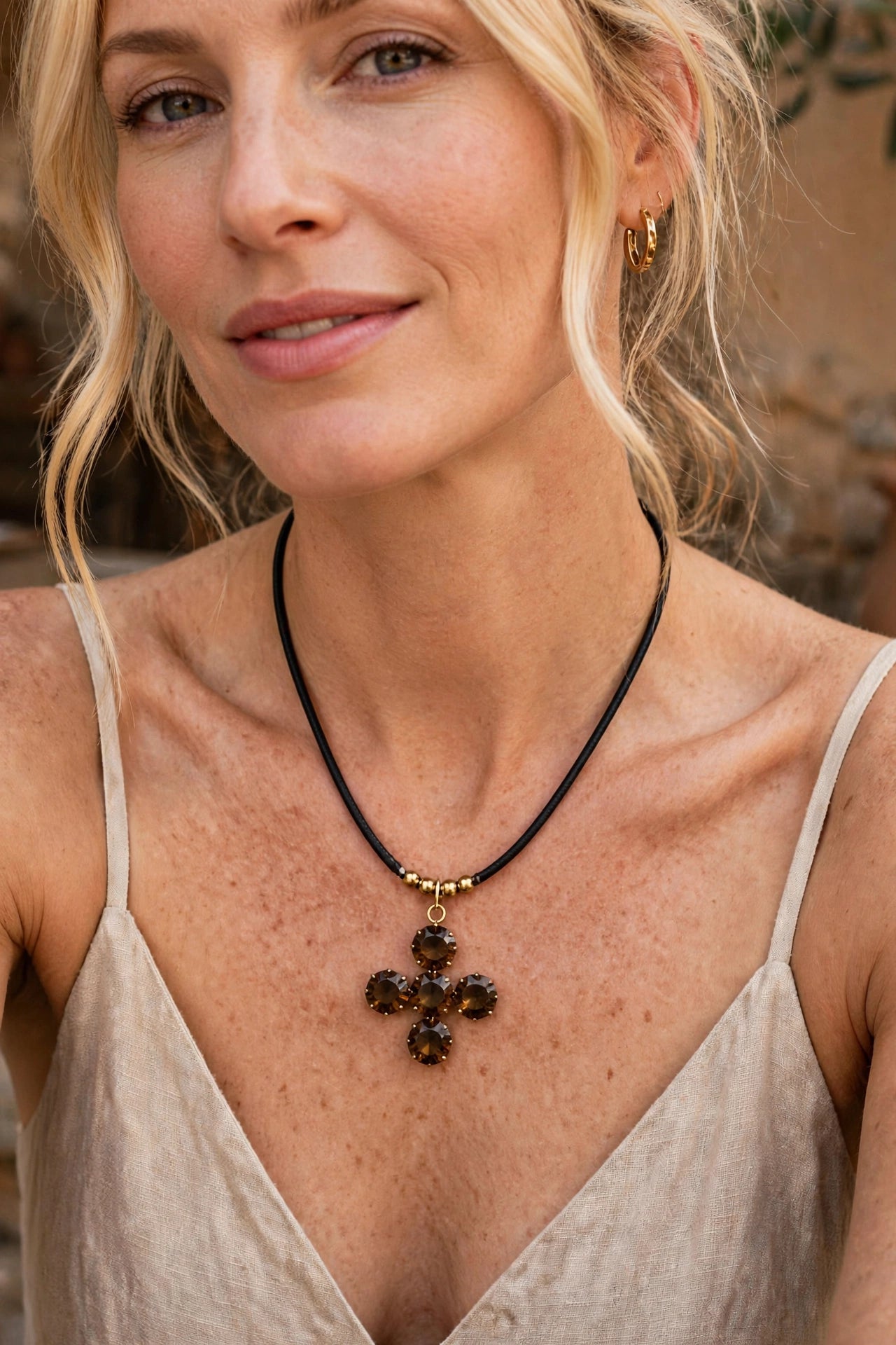 Collar Cruz Swarovski Marrón · LUX Tierra