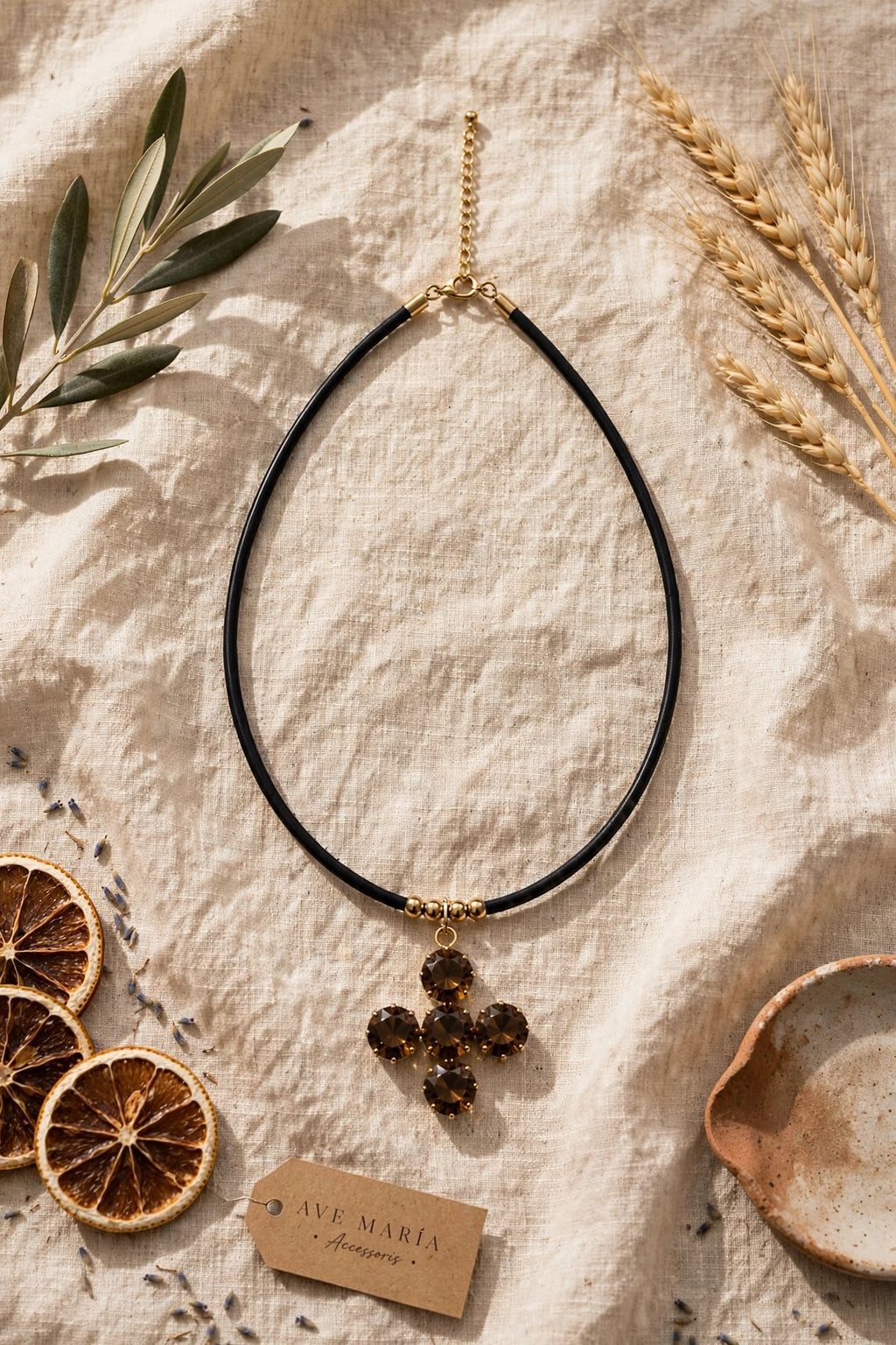 Collar Cruz Swarovski Marrón · LUX Tierra
